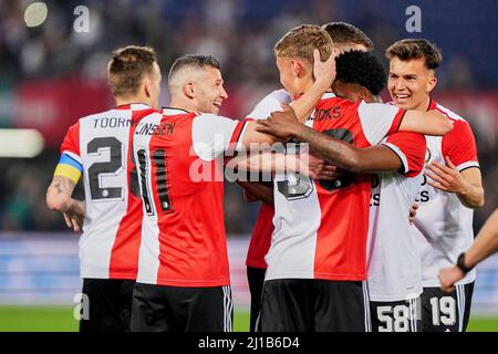 Rotterdam - Jens Toornstra von Feyenoord, Bryan Linssen von Feyenoord, Denzel Owusu von Feyenoord, Shiloh 't Zand von Feyenoord während des Charity-Spiels von Feyenoord gegen RKC Waalwijk in de Kuip am 23. März 2022 in Rotterdam, Niederlande. (Box zu Box Pictures/Tom Bode) Stockfoto