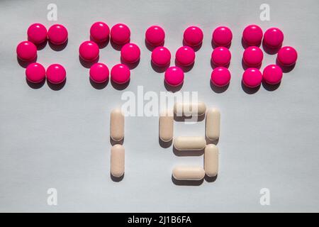 PILLEN, DIE DAS WORT COVID-19, CORONAVIRUS, EPIDEMIE, PANDEMIE, PHARMAZEUTISCHES LABOR, MEDECINE, PILLEN, NATIONALE GESUNDHEITSVERSORGUNG, WHO, WELTGESUNDHEITS-ORGANISATION, MEDIZINISCHE FORSCHUNG, IMPFSTOFF, GESUNDHEIT Stockfoto