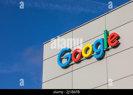 FASSADE DER GOOGLE-ZENTRALE IN ZÜRICH, GOOGLE-LOGO, SUCHMASCHINE, GAFA, WIRTSCHAFT, BÖRSE, NASDAQ, ZÜRICH, KANTON ZÜRICH, SCHWEIZ Stockfoto