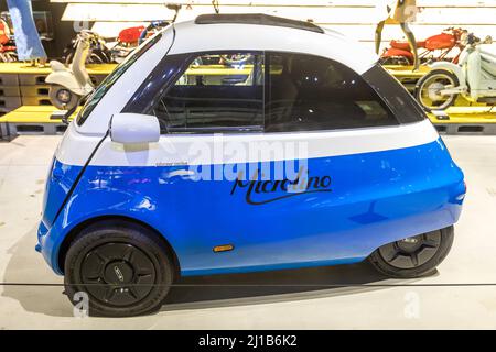 EIN MICROLINO ELEKTROAUTO, DAS 2016 VOM SWISS BUILDER MICRO MOBILITY SYSTEMS, SCHWEIZERISCHES VERKEHRSMUSEUM, LUCERNE, KANTON LUCERNE, SCHWEIZ, KONZIPIERT WURDE Stockfoto