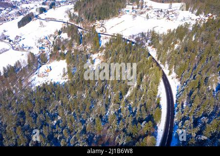 Drohnenfotografie eines Gebirgspasses namens Poetschenpass bei dem österreichischen Dorf Bad Goisern der Dachsteinberg im Hintergrund. Winter moun Stockfoto