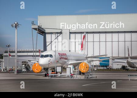 AIRBUS A220-100 DER FLUGGESELLSCHAFT SWISS IMMOBILISIERT AUF DEM ASPHALT DES FLUGHAFENS ZÜRICH WÄHREND DER CORONAVIRUS-KRISE, COVID-19, LUFTVERKEHR, SCHWEIZ, LUFTHANSA GROUP, ZÜRICH, KANTON ZÜRICH, SCHWEIZ Stockfoto