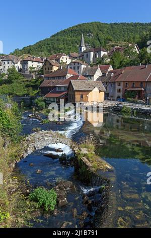 DER DOUBS-FLUSS IM DORF PONTARLIER, BOOTSFAHRT VON BESANCON ZUR SCHWEIZER GRENZE, (25) DOUBS, BOURGOGNE-FRANCHE-COMTE, FRANKREICH Stockfoto