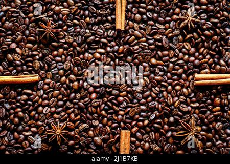 Geröstete Kaffeebohnen, Hintergrundbild, Gewürze, Zimt, Koriander Stockfoto