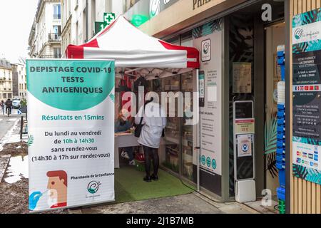 COVID 19 TESTZENTRUM VOR EINER APOTHEKE, PARIS 9TH ARRONDISSEMENT, FRANKREICH Stockfoto