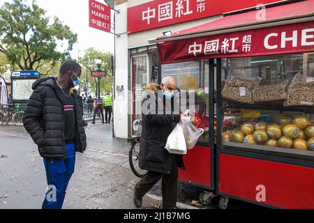 CHINESISCHES VIERTEL AM AUSGANG DER METROSTATION BELLEVILLE, PARIS 20TH ARRONDISSEMENT, FRANKREICH Stockfoto