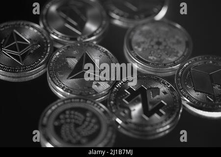 Cryptocurrency physischen Silber altcoins 'close up in Schwarz und Weiß Stockfoto