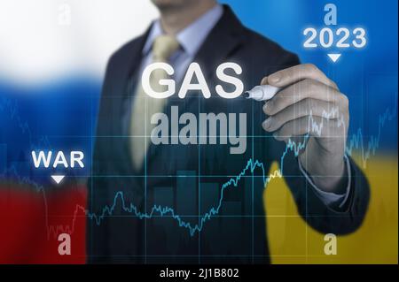 Steigende Energiekosten im Jahr 2023 als Folge der russischen Invasion der Ukraine. Geschäftsmann zeigt Gas-Preis-Wachstum-Chart auf Flaggen Hintergrund. Starker Anstieg in Stockfoto