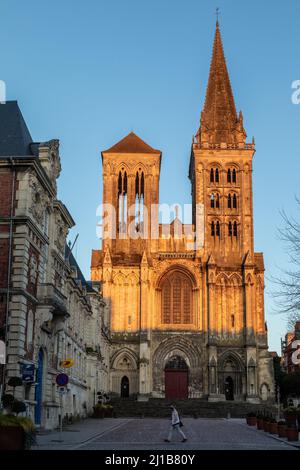 FASSADE DER KATHEDRALE SAINT-PIERRE, NORMANNISCHER OGIVALER (GOTISCHER) STIL, SAINTE-THERESE WACHT ÜBER DIE SONNTAGSMESSE, LISIEUX, PAYS D'AUGE, CALVADOS, NORMANDIE, FRANKREICH Stockfoto