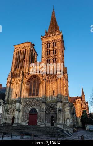 FASSADE DER KATHEDRALE SAINT-PIERRE, NORMANNISCHER OGIVALER (GOTISCHER) STIL, SAINTE-THERESE WACHT ÜBER DIE SONNTAGSMESSE, LISIEUX, PAYS D'AUGE, CALVADOS, NORMANDIE, FRANKREICH Stockfoto