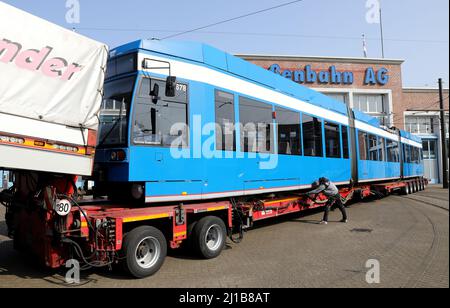 Rostock, Deutschland. 24. März 2022. Im Hof der Rostocker Straßenbahn AG steht am Abend eine 30 Meter lange Straßenbahn auf einem Tieflader bereit zum Ausbau. Die Straßenbahn wird von der Leipziger IFTEC GmbH & Co KG saniert. Insgesamt zehn Straßenbahnen des Typs 6N1, die seit mehr als 25 Jahren im Einsatz sind, sollen in Leipzig erneuert werden. Zusätzlich sollen 28 neue Straßenbahnen gekauft werden. Quelle: Bernd Wüstneck/dpa-Zentralbild/ZB/dpa/Alamy Live News Stockfoto