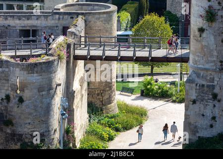 FUSSGÄNGERBRÜCKE DES SAINT-PIERRE-TORES, DAS SCHLOSS VON CAEN, ERBAUT UM 1060 (11TH. JAHRHUNDERT) VON WILHELM DEM EROBERER, RESIDENZ DER HERZÖGE DER NORMANDIE, CAEN (14), NORMANDIE, FRANKREICH Stockfoto