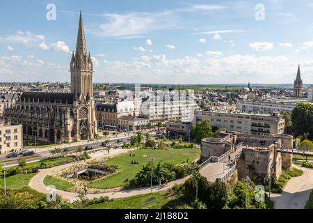 SAINT-PIERRE KIRCHE VOR DEM GARTEN UND DEM SAINT-PIERRE-TOR DES SCHLOSSES VON CAEN ERBAUT UM 1060 (11TH JAHRHUNDERT) VON WILHELM DEM EROBERER, RESIDENZ DER HERZÖGE DER NORMANDIE, CAEN (14), NORMANDIE, FRANKREICH Stockfoto