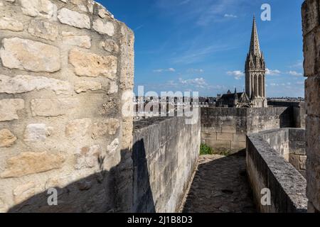 GLOCKENTURM DER SAINT-PIERRE-KIRCHE UND DIE FESTUNGSMAUERN DER BURG VON CAEN, ERBAUT UM 1060 (11TH. JAHRHUNDERT) VON WILHELM DEM EROBERER, RESIDENZ DER HERZÖGE DER NORMANDIE, CAEN (14), NORMANDIE, FRANKREICH Stockfoto