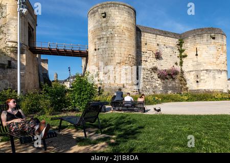 GÄRTEN VOR DEN TÜRMEN DER BEFESTIGTEN MAUERN VON WILLIAM DEM EROBERER, CAEN, CALVADOS, NORMANDIE, FRANKREICH Stockfoto