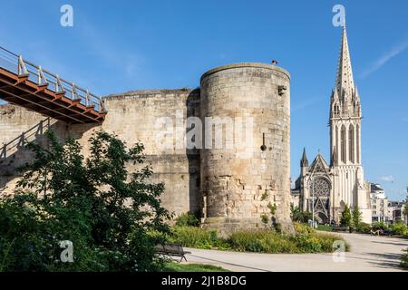 GLOCKENTURM DER SAINT-PIERRE-KIRCHE UND DIE FESTUNGSMAUERN DER BURG VON CAEN, ERBAUT UM 1060 (11TH. JAHRHUNDERT) VON WILHELM DEM EROBERER, RESIDENZ DER HERZÖGE DER NORMANDIE, CAEN (14), NORMANDIE, FRANKREICH Stockfoto