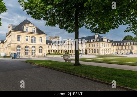 KLOSTERGEBÄUDE IM KREUZGANG DER ABBAYE AUX DAMES, EHEMALIGES KLOSTER DER BENEDIKTINERMÖNCHE, DAS HEUTE DEN REGIONALRAT DER NORMANDIE, CAEN, CALVADOS, NORMANDIE, FRANKREICH BEHERBERGT Stockfoto