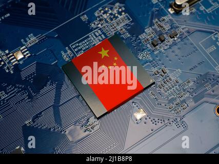 Flagge Chinas auf der elektronischen Platine des CPU-Chipsatzcomputers Stockfoto