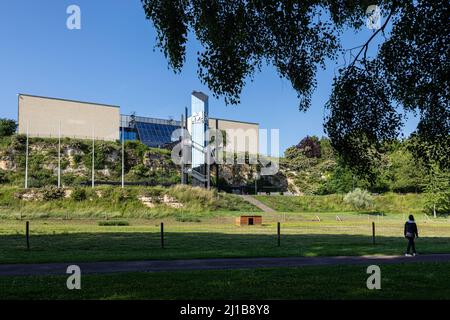 GARTEN HINTER DEM DENKMAL VON CAEN, CALVADOS, NORMANDIE, FRANKREICH Stockfoto