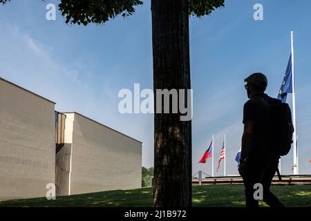 MANN VOR DER FASSADE DES FRIEDENSDENKMALS, CAEN, CALVADOS, NORMANDIE, FRANKREICH Stockfoto