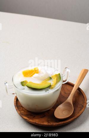 Es Teler, traditionelles indonesisches Eis Dessert mit tropischem Fruchtcocktail in süßem Kokosnusswasser und kondensierter Milch. Platz für Text kopieren Stockfoto