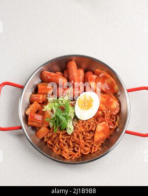 Rabokki, Ramen Korean Instant Noodle und Tteobokki A in Red Spicy Gochujang Korean Sauce, Korean Food Street Food Style Stockfoto