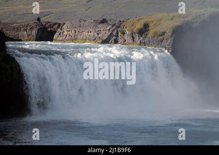 Godafoss am Fluss Skjálfandafljót. Gesamtfall von rund 40 Fuß. Stockfoto