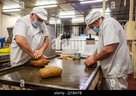 DIE HERSTELLUNG VON NOUGATINE, CLUIZEL SCHOKOLADENFABRIK, DAMVILLE, MESNIL-SUR-ITON, EURE, NORMANDIE, FRANKREICH Stockfoto