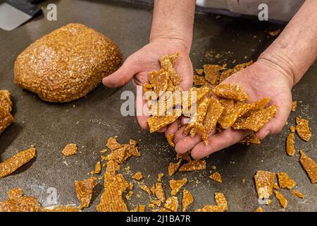 DIE HERSTELLUNG VON NOUGATINE, CLUIZEL SCHOKOLADENFABRIK, DAMVILLE, MESNIL-SUR-ITON, EURE, NORMANDIE, FRANKREICH Stockfoto