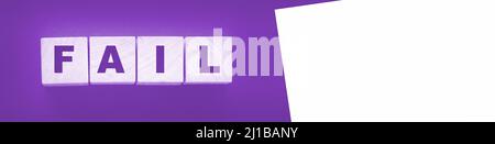 FAIL Word-Text in Holzwürfelblöcken auf schwarzem Hintergrund geschrieben. Krisenkonzept Stockfoto
