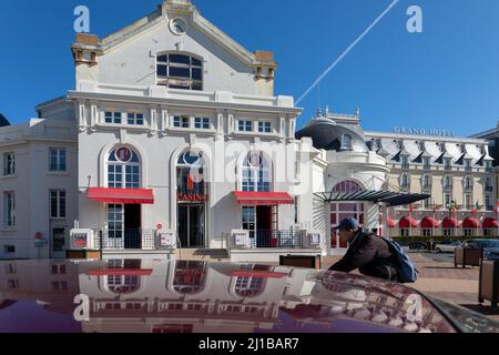 EINTRITT ZUM CASINO IN DER SCHRIFTART DES GRAND HOTELS, CABOURG, CALVADOS, NORMANDIE, FRANKREICH Stockfoto