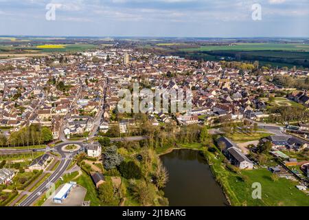 STADT VERNEUIL-SUR-AVRE, ERSCHOSSEN VON EINER DROHNE, EURE, NORMANDIE, FRANKREICH Stockfoto