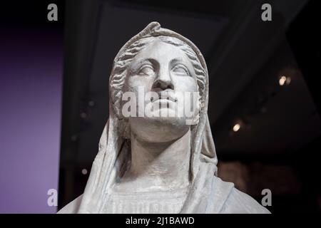 Statue von Saufeia im Istanbuler Archäologischen Museum, Türkei. Stockfoto