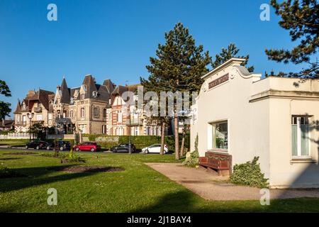 TOURISMUSBÜRO UND RESIDENZEN DER BELLE EPOQUE, GÄRTEN DES CASINOS, CABOURG, CALVADOS, NORMANDIE, FRANKREICH Stockfoto