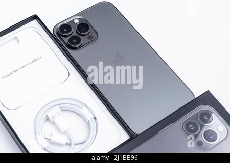 Minsk, Weißrussland - März 2022: Apple iPhone 13 Pro Max. Das Telefon ist neu in der iPhone-Leitung. Auf weißem Hintergrund. Stockfoto