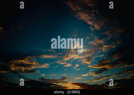 Kleine Wolken am blauen Himmel verstreut. Werkzeug zum Austausch der Decke. Stockfoto