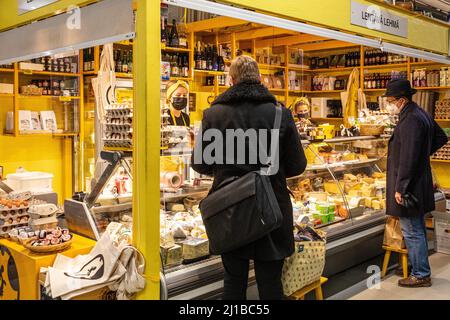KÄSEVERKÄUFER IN DER MARKTHALLE VON HAKANIEMI, HELSINKI, FINNLAND, EUROPA Stockfoto