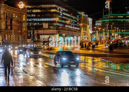 DIE BELEBTE KAIVOKATU-STRASSE VOR DEM HAUPTBAHNHOF MIT WEIHNACHTSSCHMUCK, HELSINKI, FINNLAND, EUROPA Stockfoto