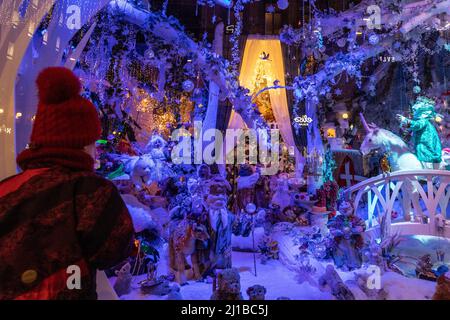 STRASSENSZENE BEI EINBRUCH DER DUNKELHEIT MIT DER STRASSENBAHN UND DEN WEIHNACHTLICHEN SCHAUFENSTERN DES STOCKMANN KAUFHAUSES, HELSINKI, FINNLAND, EUROPA Stockfoto