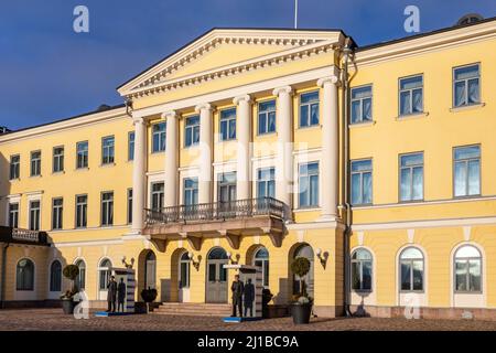 REPUBLIKANISCHE WACHEN VOR DER FASSADE DES PRÄSIDENTENPALASTES, HELSINKI, FINNLAND, EUROPA Stockfoto