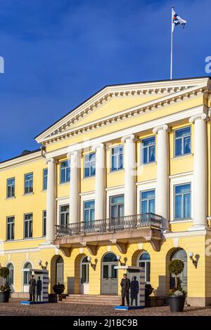 REPUBLIKANISCHE WACHEN VOR DER FASSADE DES PRÄSIDENTENPALASTES, HELSINKI, FINNLAND, EUROPA Stockfoto