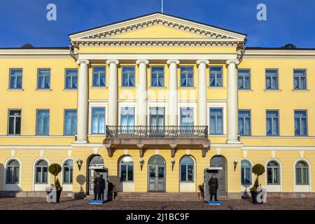 REPUBLIKANISCHE WACHEN VOR DER FASSADE DES PRÄSIDENTENPALASTES, HELSINKI, FINNLAND, EUROPA Stockfoto