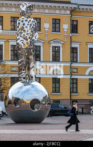 SKULPTUR DER FEUERWEHRLEUTE VOR DEM VERTEIDIGUNGSMINISTERIUM, HELSINKI, FINNLAND, EUROPA Stockfoto