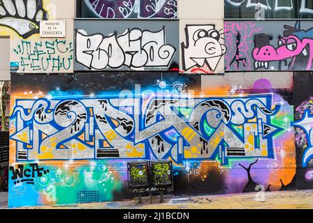 DREI SCHORNSTEINE SKATE PARK BARCELONA SPANIEN KREATIVE STREET ART IM ANGRENZENDEN PASSATGE DE LA CANADENCA GESEHEN Stockfoto