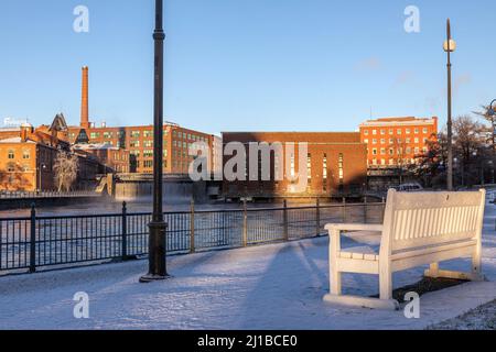 DER WALK OF LOVE LOCKS, DIE WASSERFÄLLE VON TAMMERKOSKI MIT SEINEM WASSERKRAFTWERK UND DAS FRENCKELL-THEATER, TAMPERE, FINNLAND, EUROPA Stockfoto