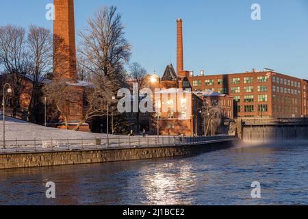 DER WALK OF LOVE LOCKS, DIE WASSERFÄLLE VON TAMMERKOSKI MIT SEINEM WASSERKRAFTWERK UND DAS FRENCKELL-THEATER, TAMPERE, FINNLAND, EUROPA Stockfoto