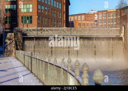 DER WALK OF LOVE LOCKS, DIE WASSERFÄLLE VON TAMMERKOSKI NEBEN DEM WASSERKRAFTWERK, TAMPERE, FINNLAND, EUROPA Stockfoto