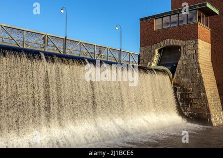 DER WALK OF LOVE LOCKS, DIE WASSERFÄLLE VON TAMMERKOSKI NEBEN DEM WASSERKRAFTWERK, TAMPERE, FINNLAND, EUROPA Stockfoto