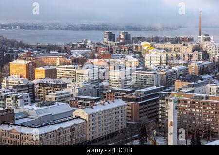 STADTZENTRUM UND NASIJARVI-SEE VON DER PANORAMA-SKY BAR MORO AUS GESEHEN, TAMPERE, FINNLAND, EUROPA Stockfoto