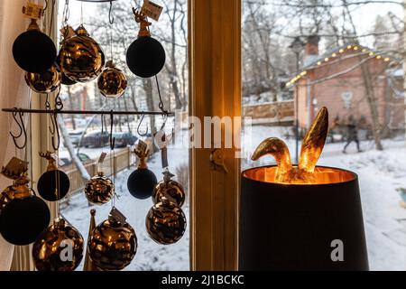 TRADITIONELLES GESCHÄFT AUF DEM WEIHNACHTSMARKT IM TOURISTISCHEN HOLZDORF TALLIPIHA, NASI PARK, TAMPERE, FINNLAND, EUROPA Stockfoto
